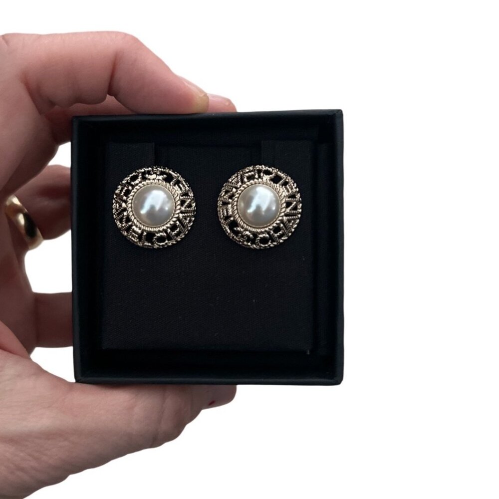 Chanel pearl earrings - Picture 2 of 7